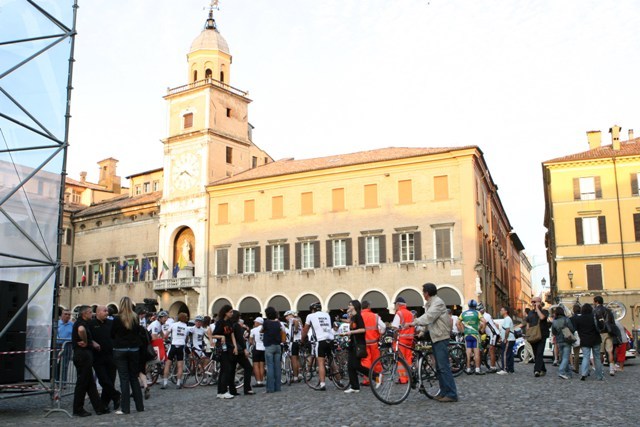 Prologo ieri sera a Modena per la Pedalata per la Pace 